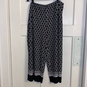 Susan Graver Black and White Geometric Capris